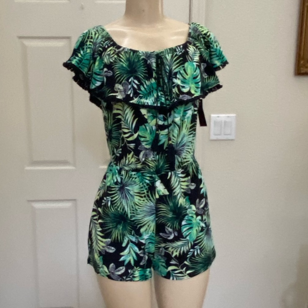 “NO BOUNDARIES” 💚 Super Cute 🖤 Floral Romper